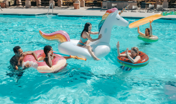 Les gonflables apportent beaucoup de joie et de rires! à la piscine Ils sont ici un incontournable pour bien profiter de l'été. Au soutien d'un article du blog Pour un bonheur simple.