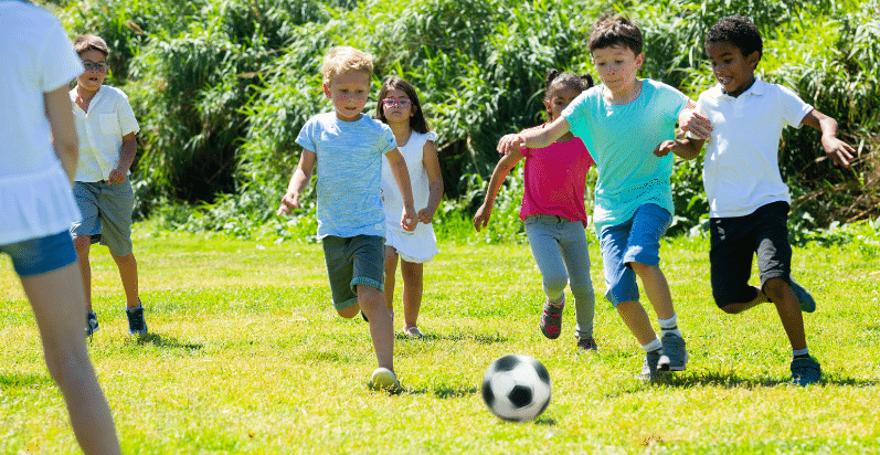Jouer dehors est un plaisir dont on peut profiter jour après jour durant la saison estivale. Et c'est un plaisir pour les petits mais aussi pour les grands.
