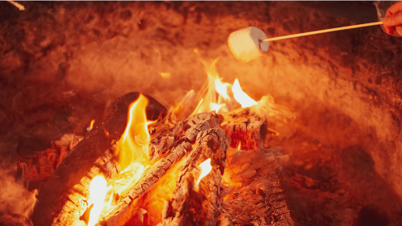 Profiter de l'été passe aussi par le bonheur simple de se retrouver autour d'un feu de camp et de faire cuire des guimauves sur le feu, tous ensemble. Que de belles soirées estivales en perspective.