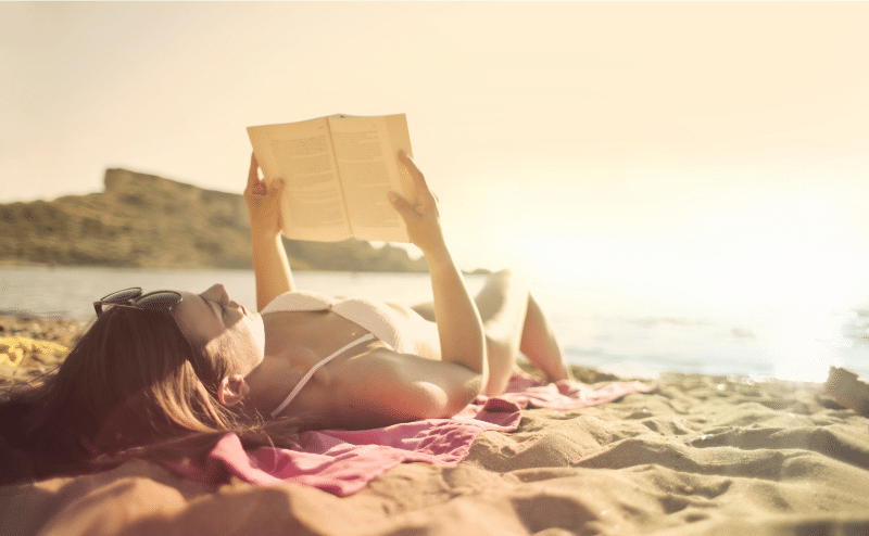 L'été est une belle saison pour renouer avec la lecture. Lire à la plage ou sur la terrasse à la maison, est une activité plaisante qui favorise la détente. Un visuel au soutien d'un article du blog Pour un bonheur simple.