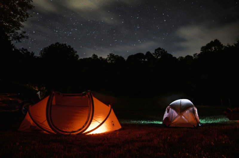 Grande tente et petite tente de camping dans la nuit étoilée. Une image au support de mon article sur le camping, sur le blog Pour un bonheur simple.