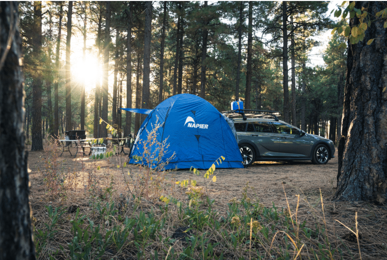 Roulotte et véhicule sur un site de camping