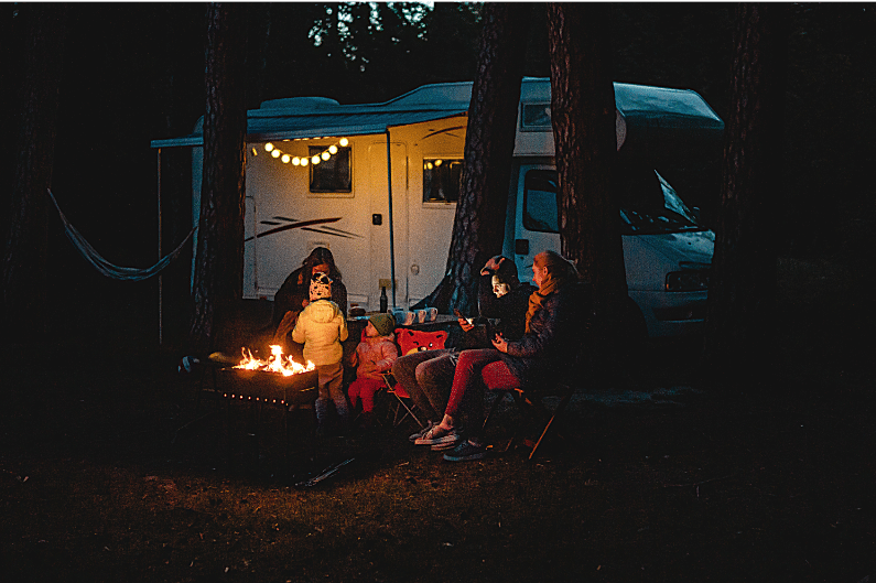 Le camping d'automne fait partie des plus belles activités d'automne à faire année après année. Un visuel au support d'un article du blog Pour un bonheur simple.