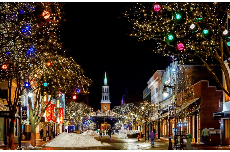 Marcher dans les rues illuminées et décorer pour Noël est une agréable activité du temps des fêtes.