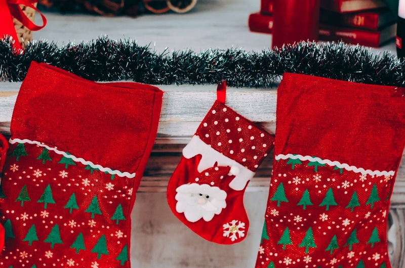 Dans cet article, je vous propose plus de 100 idées cadeaux pour remplir les bas de Noël de surprises qui vont être appréciées et aimées. Un article issu du blog pourunbonheursimple.com.