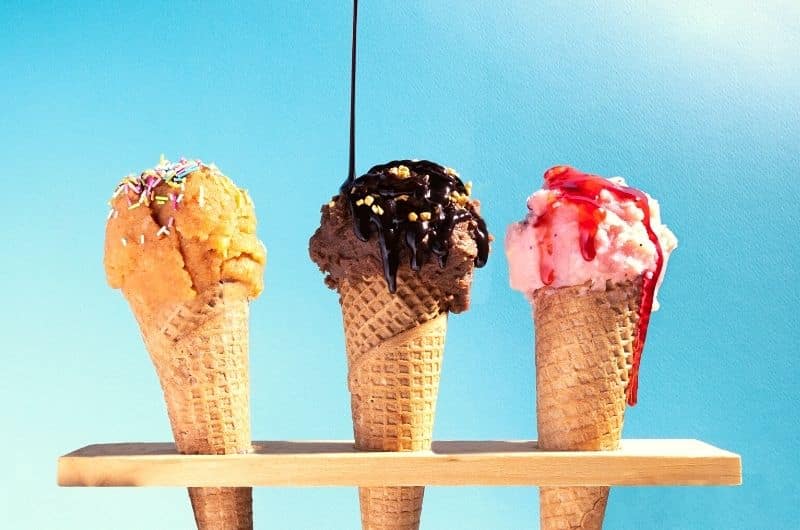 Les desserts glacés ont la cote chez les petits et les grands. La crème glacée reste et restera un petit plaisir de la vie dont on aime profiter encore plus l'été. Un visuel issu du blog Pour un bonheur simple. Touts droits réservés.