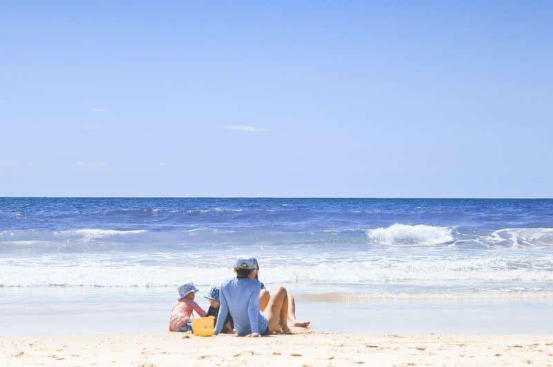 Voyager en famille permet de profiter de moments de détentes en famille à la plage.