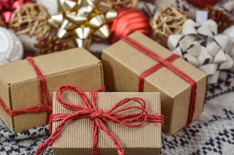 Des cadeaux de Noël plus personnels peuvent aussi être ajoutés dans les bas de Noël.