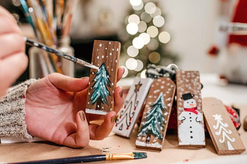 Des créations de Noël faites à la main sont également une excellente idée de cadeau pour Noël. Un visuel au support d'un article du blog Pour un bonheur simple.