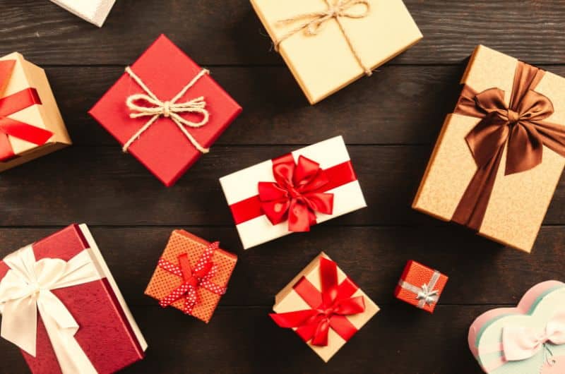 Visuel au support de mon article dans lequel je vous partage 200 idées-cadeaux pour les bas de Noël des membres de votre famille et de votre entourage. Un visuel du blog Pour un bonheur simple.