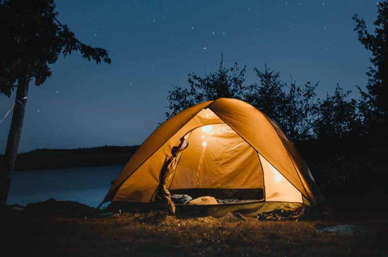 Image d'une tente de camping au soutien de mon article sur des suggestions cadeaux pour les amateurs de camping. Un visuel du blog Pour un bonheur simple.