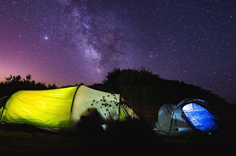Dans cet article, je propose plusieurs idées-cadeaux pour faire plaisir aux amateurs de camping. Un article du blog Pour un bonheur simple.