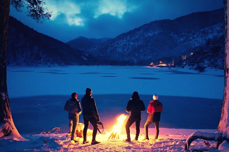 Dans cet article, je vous propose plusieurs activités hivernales à faire en mode solo ou en groupe, ainsi que des activités plaisantes qu'on peut faire tout en restant bien au chaud.
