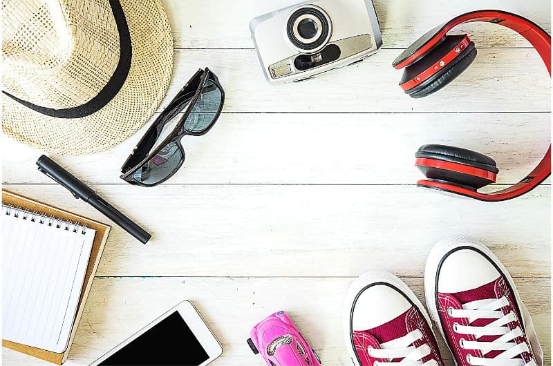 Dans ce billet, on liste les essentiels à mettre dans son bagage à main (sacoche de voyage, sac à dos ou autre) lors d'un voyage en avion. Un article du blog Pour un bonheur simple.