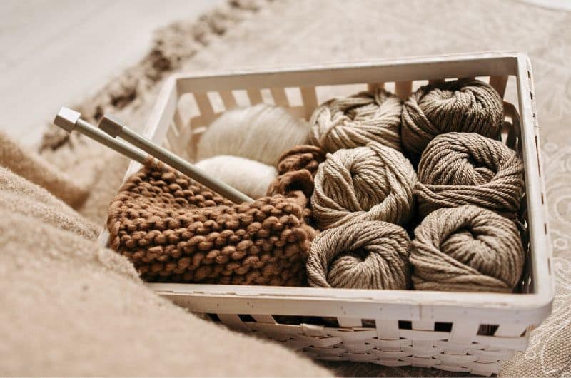 Tricoter est un passe-temps créatif très apprécié.