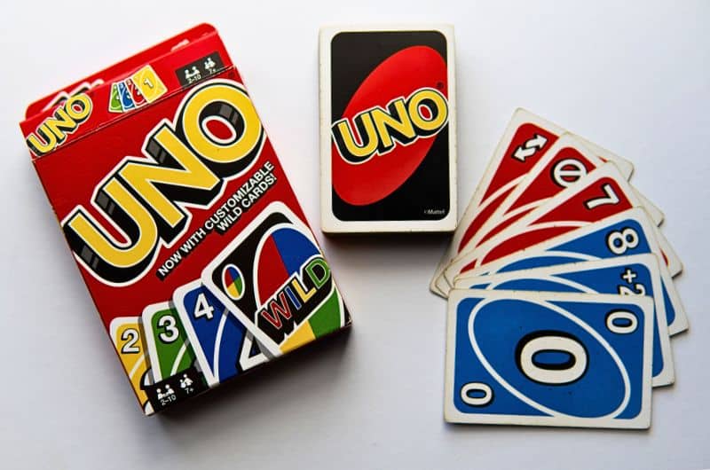 Le jeu Uno est un bon divertissement à tous les âges. C'est un jeu de société qu'on peut apporter partout et jouer avec tout le monde.