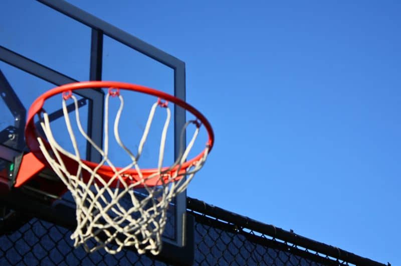 Le basketball est un des sports populaires auprès des ados et des jeunes du secondaire.