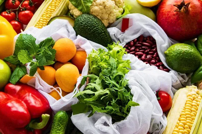 Fruits et légumes à l'épicerie.