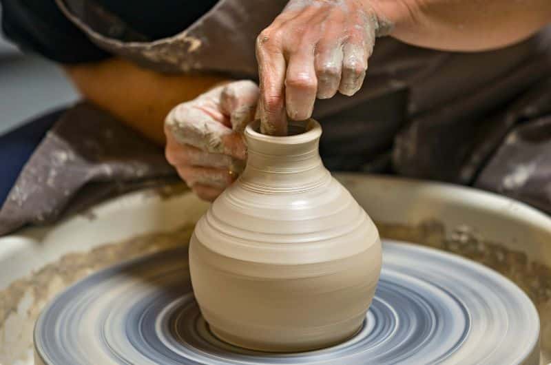 Faire à la poterie est une belle activité pour exprimer sa créativité.