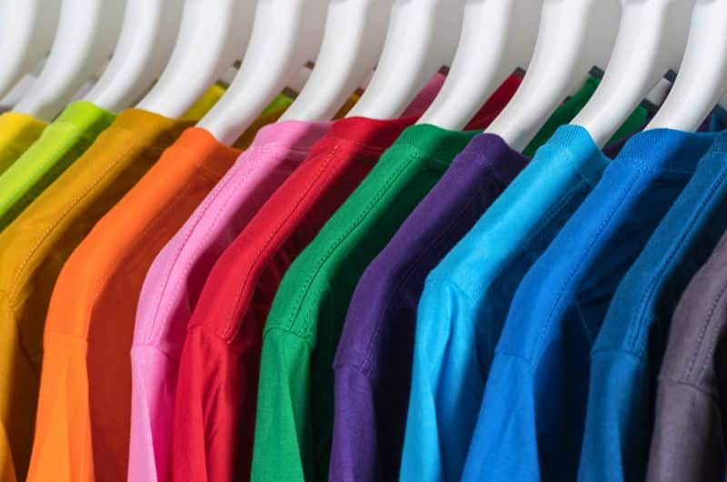 Avoir le même modèle de t-shirt en différentes couleurs est une des façons de simplifier sa relation avec les vêtements.