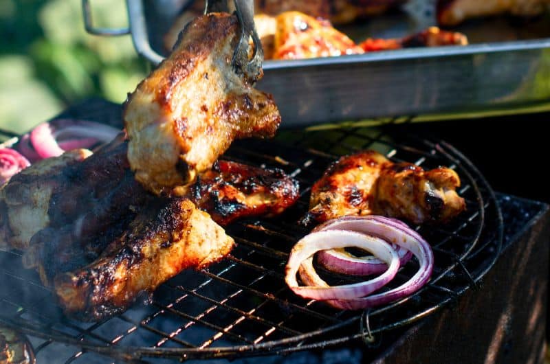 On peut cuisiner de façon simple et agréable en camping, notamment en utilisant le barbecue pour préparer les repas.