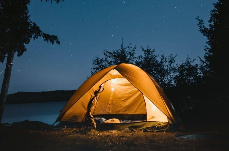 Découvrez ici une foule d'idées de cadeaux à offrir à ceux qui affectionnent le camping. Un article du blog Pour un bonheur simple.
