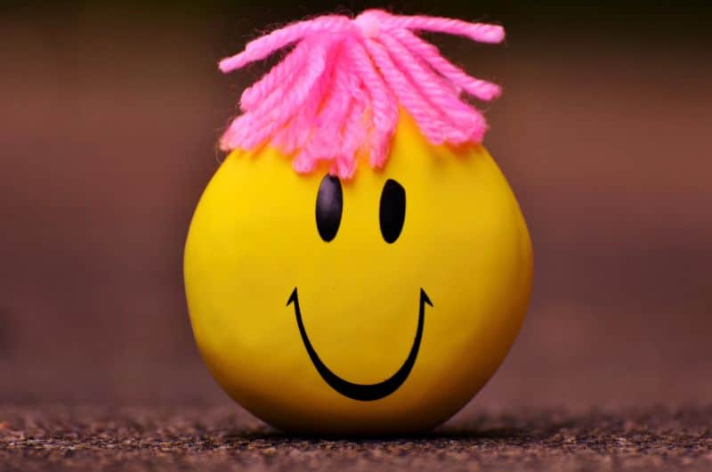 Le rire, la rigolade et les sourires sont tous au cœur de petits moments de bonheur simple au quotidien. Un visuel au soutien d'un article du blog Pour un bonheur simple.
