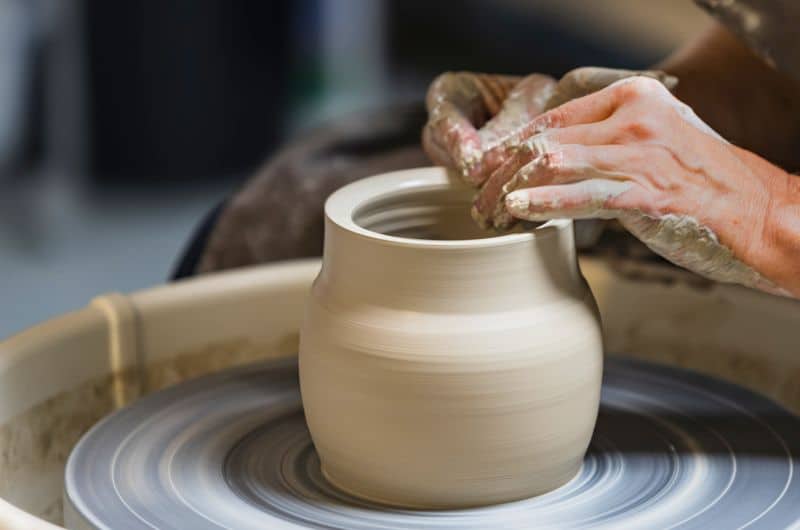 Un atelier pour découvrir la poterie est un chouette cadeau immatériel à recevoir.