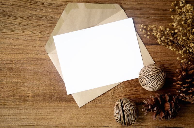 Lettre ou carte avec une enveloppe.