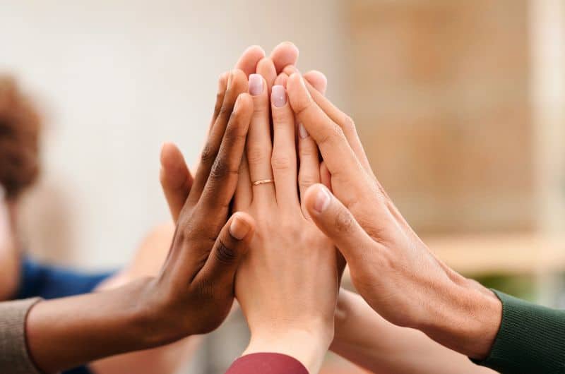 Les petits mots participent au plus grande connexion humaine. Une belle image en support d'un article du blog Pour un bonheur simple.
