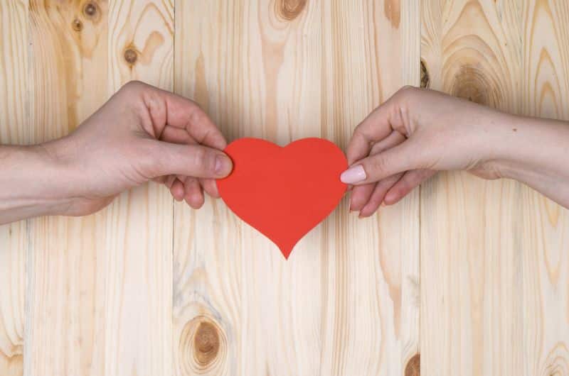 Les mots d'amour et d'amitié ont toujours leur place. Exprimer ses sentiments par les mots en un des langages de l'amour. Un visuel au soutien d'un article du blog Pour un bonheur simple.