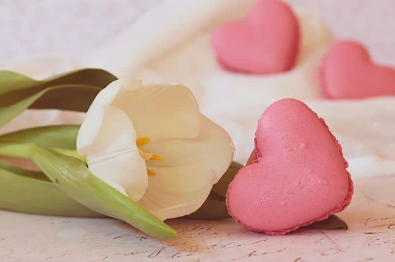 Il y a plusieurs manières d'exprimer son amour, dont avec de jolis mots doux et bien sentis. Un visuel au soutien d'un article du blog Pour un bonheur simple.