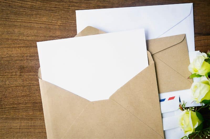 Les petits mots doux peuvent facilement être mis par écrit et transmis par messagerie, par courriel, par la poste ou remis en main propre. Un visuel au soutien d'un article du blog Pour un bonheur simple.