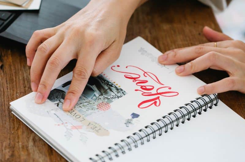 Les arts, dont des activités simples comme le collage, permettent de vivre des moments de flow, de s'ancrer dans le moment présent. Un visuel au soutien d'un article du blog Pour un bonheur simple.