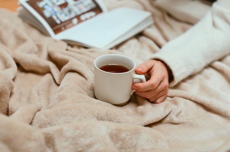 Le bonheur est dans les petites choses très simples de la vie, tel savourer un beau café ou une bonne tisane. Un visuel au soutien d'un article du blog Pour un bonheur simple.