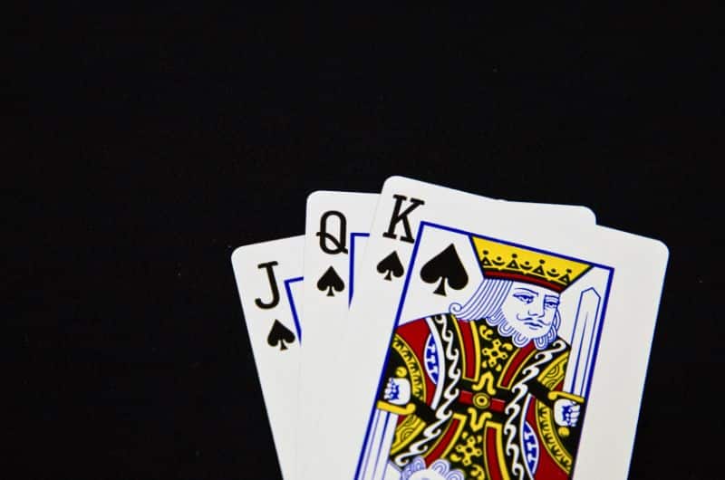 Un jeux de cartes peut être à la source des plus belles soirées passées en famille. Une activité simple et gratuite! Un visuel au soutien d'un article du blog Pour un bonheur simple.