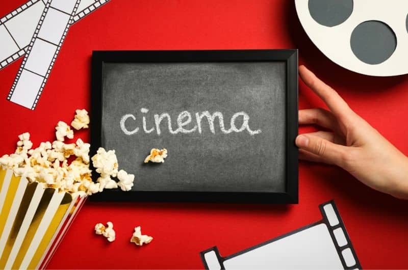 Activité gratuite, agréable et mémorable: soirée cinéma à la maison!