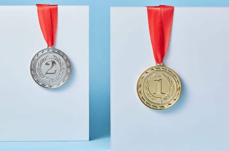 Préparer et participer à des olympiades en famille est une chouette activité qui peut être gratuite ou disponible à peu de frais. Une image au soutien d'un article du blog Pour un bonheur simple.