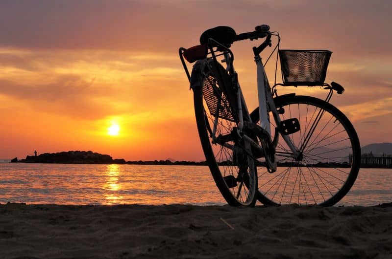 Les promenades en vélo sont des activités simples et gratuites à faire en famille. Un autre bonne idée pour profiter de la vie ensemble!