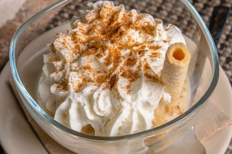 La clé d'un gâteau frigidaire réussi est la crème fouettée. 