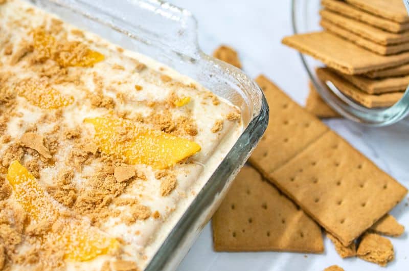 Un gateau frigidaire peut être décoré avec des fruits, des miettes de biscuits, du sucre d'érable ou encore des copeaux de chocolat ou de caramel. Un visuel au soutien d'un article du blog Pour un bonheur simple. 