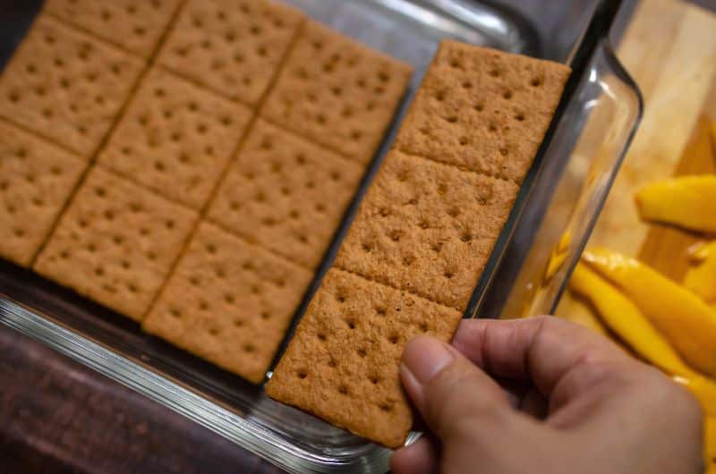 Découvrez mon gâteau millefeuilles maison. Une recette facile et toute simple pour satisfaire la gourmandise de toute la famille. Un visuel au soutien d'un article du blog Pour un bonheur simple. 