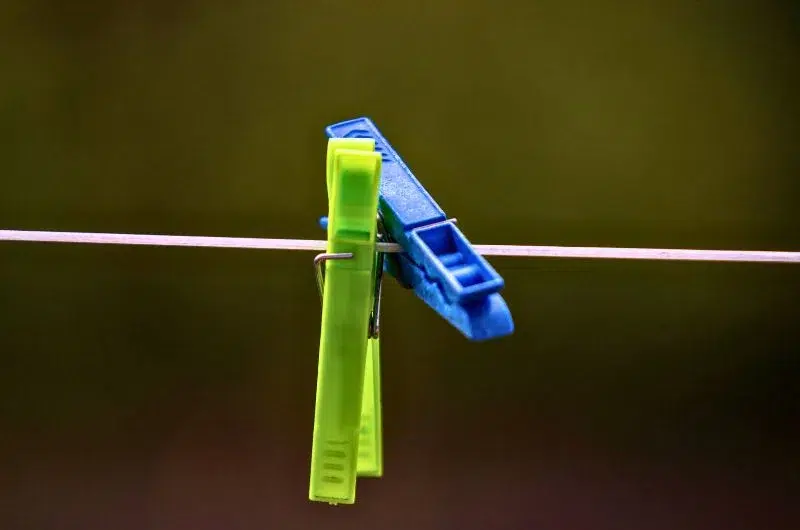 Épingles à linge: article utile à apporter en voyage. En apprendre plus sur le blog Pour un bonheur simple. 