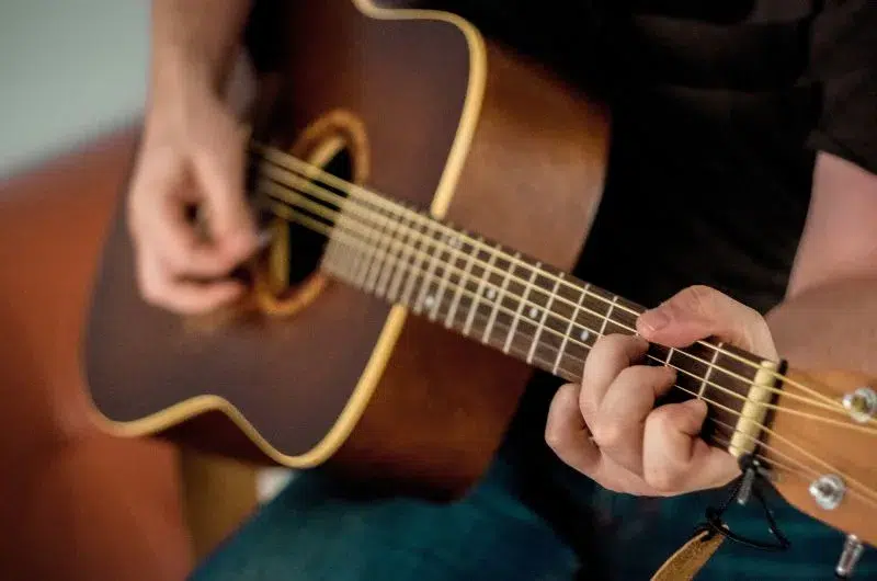 Jouer de la guitare est une belle activité personnelle et créative à faire l'automne. Jouer de la guitare est une belle activité personnelle et créative à faire l'automne.