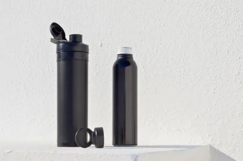 Une gourde d'eau réutilisable est un contournable à mettre dans ses bagages lorsque l'on part en voyage. 