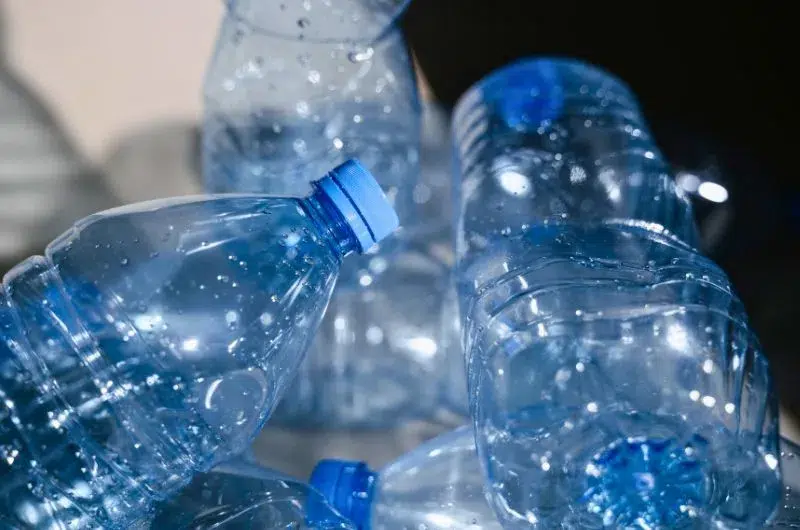 Bouteilles d'eau en plastique vide à recycler, dans le cadre d'un processus de désencombrement. 