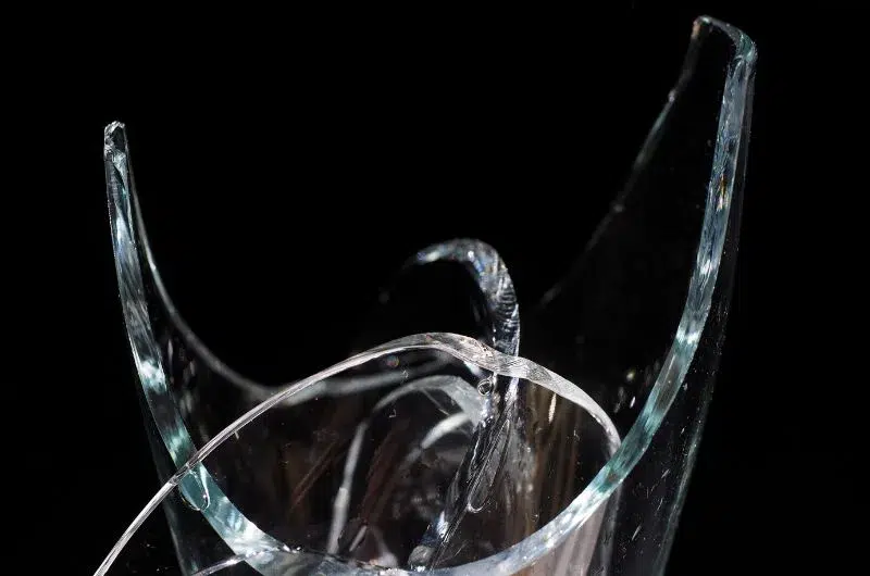 Les objets brisés ou cassés, qui ne se réparent pas, peuvent être recyclés ou jetés. 