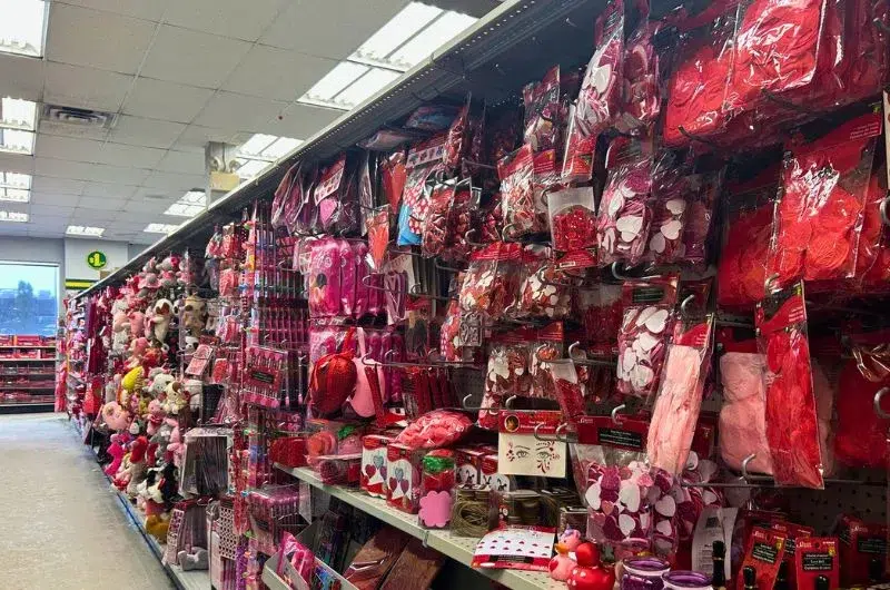 Il y a beaucoup d'articles de fêtes chez Dollarama, notamment pour toutes les fêtes annuelles, comme la Saint-Valentin. 