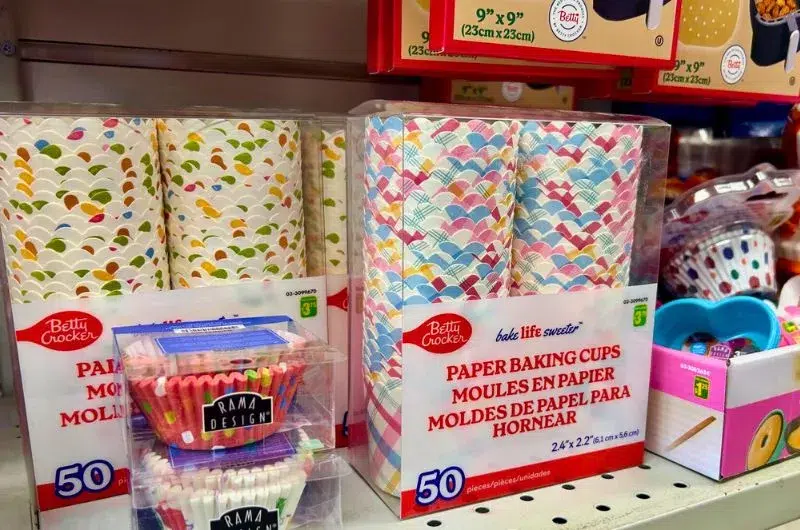 Les moules en papier pour les petits gâteaux cupcakes sont un achat à petits prix qu'on peut faire au Dollo. 