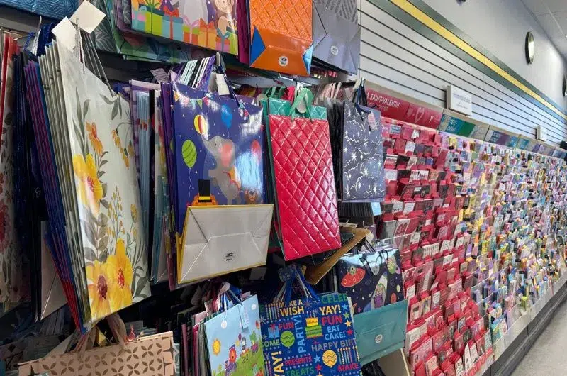 Les sacs cadeaux et les cartes de souhaits sont des items qui coûtent moins chers chez Dollarama. 